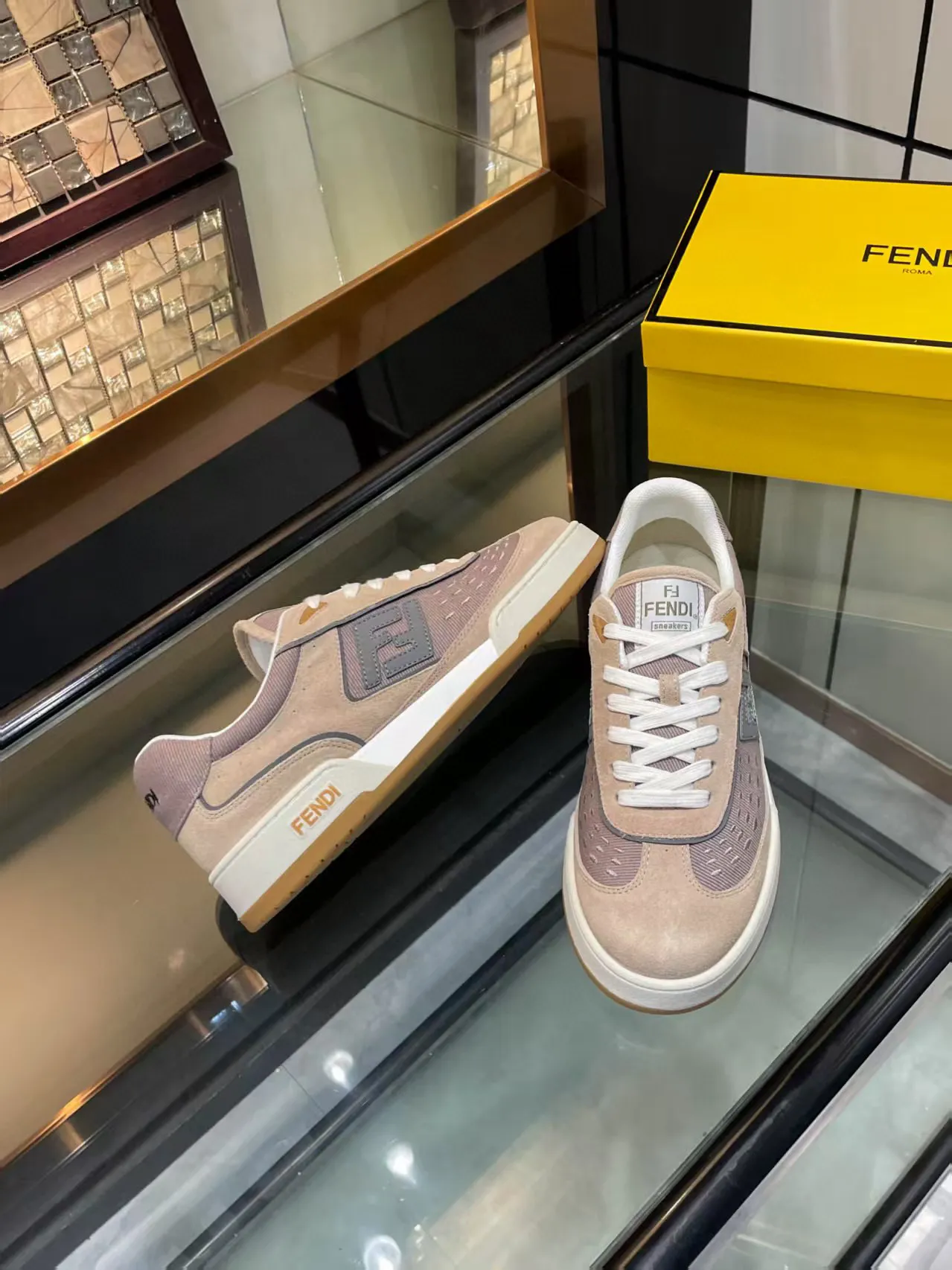 Factory price: 600💰Top version for couples Fendi 2025 New Year Hot Series [Couples👫Casual Sports Shoes] FD match Original Purchased One to One Reproduction The first sports shoe fendi match created by designer Kim Jones and Donkey Brand Trainer basketball sneakers, fresh blood injected with FF retro design Super good-looking and versatile, the upper is made of cowhide and cowhide splicing combination, with raised double F on the side The logo lining is made of terry velvet ✔️ Super soft on the feet, lightweight, comfortable to match with sweatshirts, Fabric: Cowhide ➕ Cow color matching, Outsole: Original open mold multi-color color matching sole, Packaging: Original full set of packaging, Size: Women's 35-40 / Men's 38-44, customized 45
